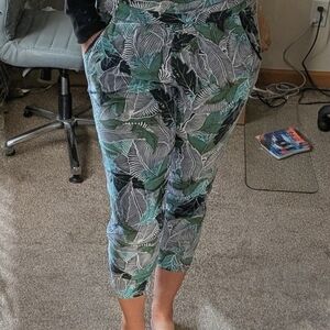 Women's Leaf Print Cropped Pants